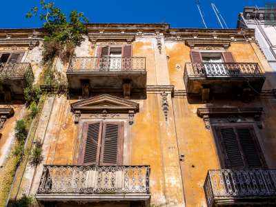 Alcuni festoni floreali impreziosiscono invece le lesene che scandiscono la facciata e il cornicione che delimita il terrazzo